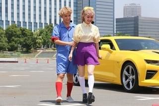 「トランスフォーマー」コーデのぺこ＆りゅうちぇる、オプティマス＆バンブルビーに乗り込み大興奮！