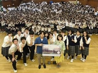浜辺美波＆北村匠海、石狩南高校を訪問！ 生徒950人に“キミスイ”をアピール