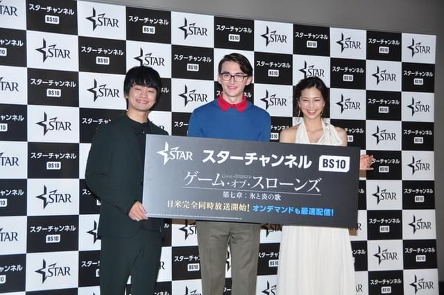 アイザック・ヘンプステッド・ライト（中央）、吹き替え担当の福山潤（左）、安田美沙子