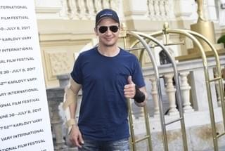 ジェレミー・レナー、鬼ごっこ映画の撮影中に両腕骨折