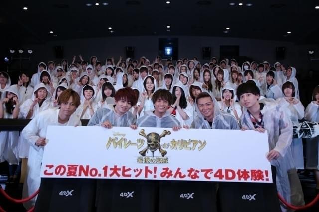 ファンと一緒に記念撮影