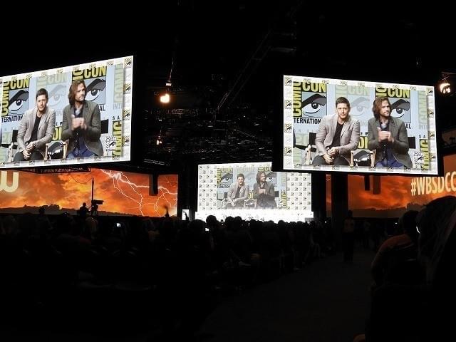 オープニングではカンザスが生ライブ！