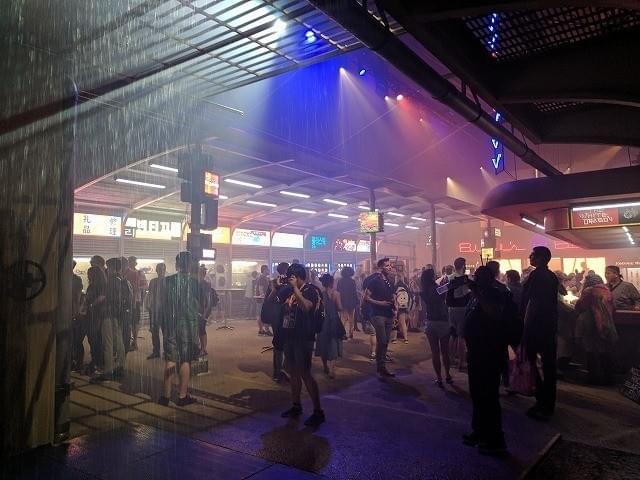 「ブレードランナー 2049 エクスペリエンス」 では酸性雨の降る近未来のロサンゼルスを再現