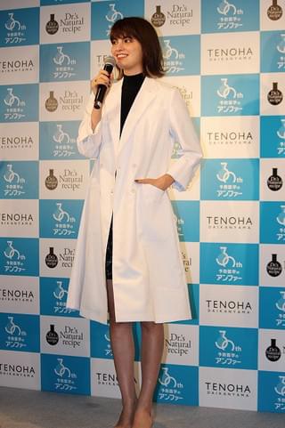 マギー、白衣姿を初披露！ “美ボディ”キープの秘訣は「3日以内の調整」