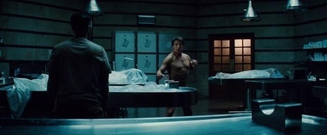 股間は決して見せない