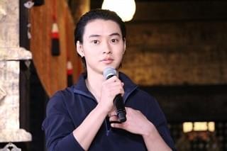 山崎賢人、320年の歴史誇る護国寺で「ジョジョ」ヒット祈願 護摩行に「汗にじんだ」