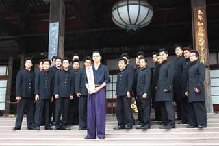 山崎賢人、320年の歴史誇る護国寺で「ジョジョ」ヒット祈願 護摩行に「汗にじんだ」