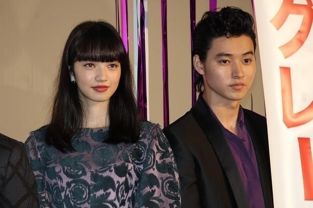 舞台挨拶に立った山崎賢人と小松菜奈