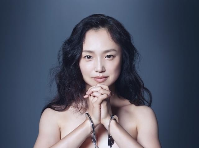 永作博美、佐々木譲「沈黙法廷」に主演！手錠をかけた妖艶ビジュアル初公開