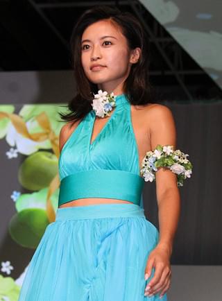 香椎由宇、2年以上ぶりの公の場に「楽しい経験でした」とランウェイで笑顔