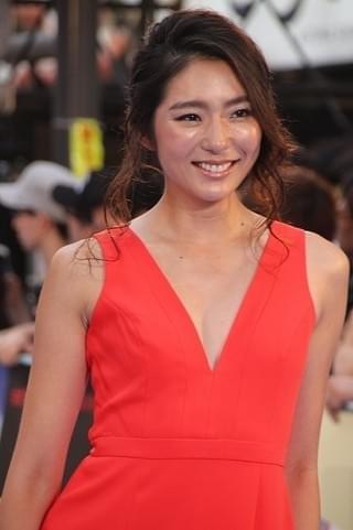 乃木坂46白石麻衣、「ワンダーウーマン」監督からダイヤモンド付きティアラを受贈