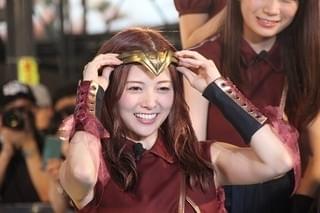 乃木坂46白石麻衣、「ワンダーウーマン」監督からダイヤモンド付きティアラを受贈