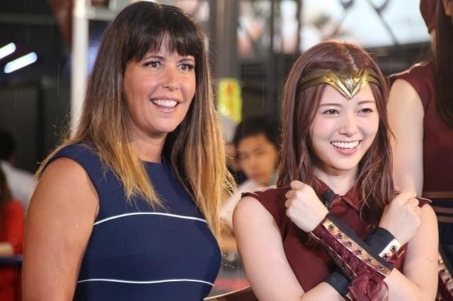 イメージソングの振り付けを監督の前で披露