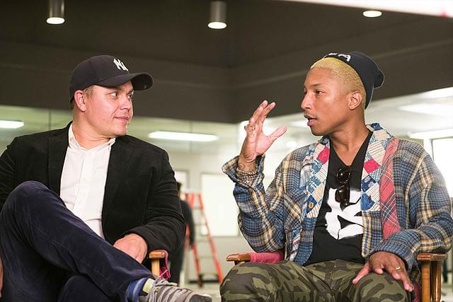 音楽について語るファレル・ウィリアムス（右）