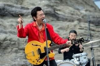 桑田佳祐、史上初めて烏帽子岩で生演奏＆熱唱！「茅ヶ崎物語」出演シーンの劇中カット初公開