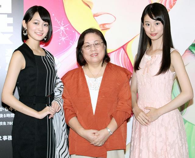 原作者の美内すずえさんの説明を受けた 井本彩花と吉本実憂