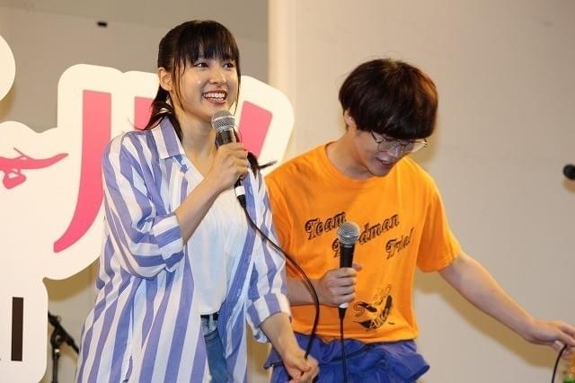 土屋太鳳＆矢本悠馬「トリガール！」主題歌を“雨にも負けず”熱唱！