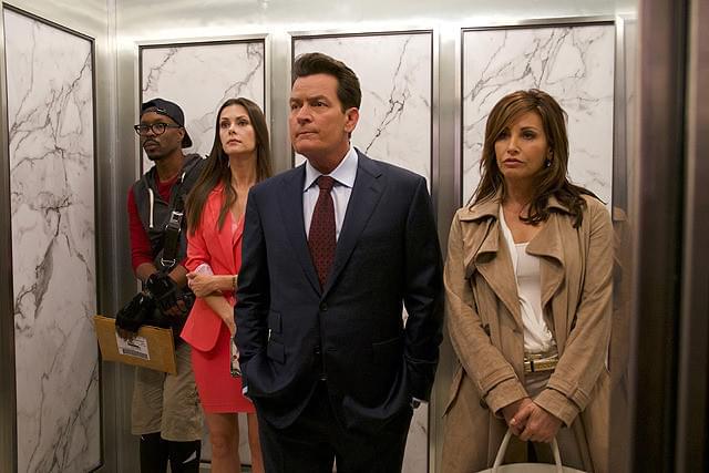 チャーリー・シーンが閉じ込められた実業家を熱演