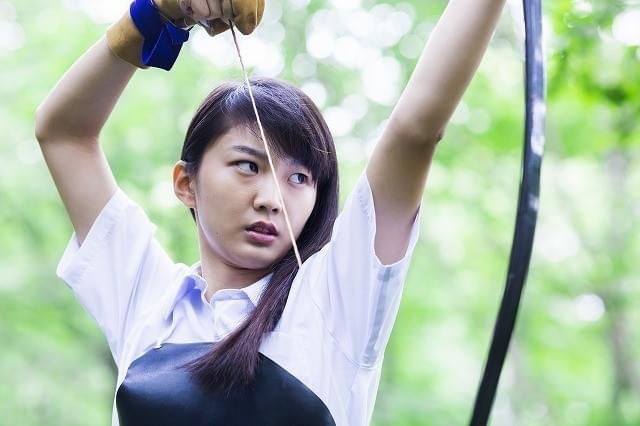 真剣な眼差しで弓を構える堀春菜