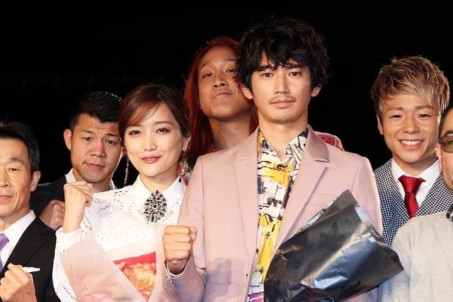 舞台挨拶に立った佐藤江梨子、瑛太ら