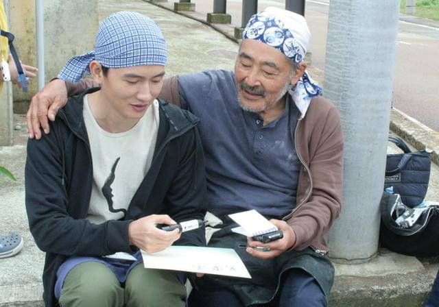 撮影の合間に談笑する藤竜也とルー・ユーライ