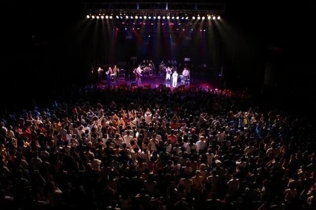 フロアは超満員！