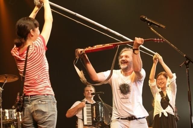 なぜか巨大な弓が登場!? この“ごった煮感”がバンドのだいご味