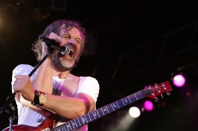 「オン・ザ・ミルキー・ロード」の巨匠監督来日、自身のバンドで歌い狂う!?