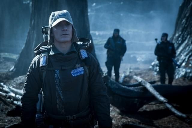 本作でアンドロイドのウォルターに扮した