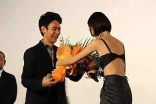 妻夫木聡、水原希子のねぎらい＆奥田民生からのサプライズに大混乱!?