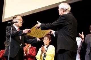 小松政夫、したコメ閉幕で“名人芸”披露！盟友・伊東四朗のサプライズ登場に会場騒然