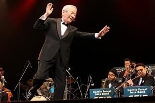 小松政夫、したコメ閉幕で“名人芸”披露！盟友・伊東四朗のサプライズ登場に会場騒然