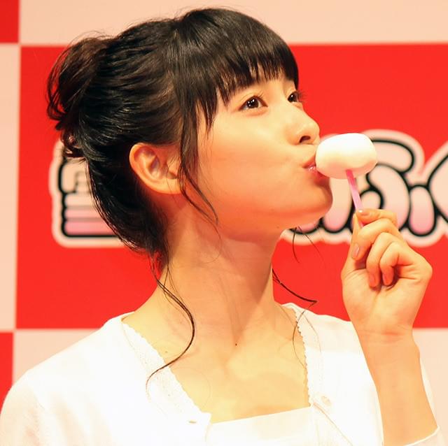 雪見だいふくを頬張る土屋太鳳