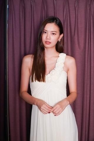 夏菜主演「ハケンのキャバ嬢」で岡本夏美、増田有華らがセクシー衣装を披露！