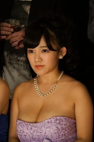 夏菜主演「ハケンのキャバ嬢」で岡本夏美、増田有華らがセクシー衣装を披露！