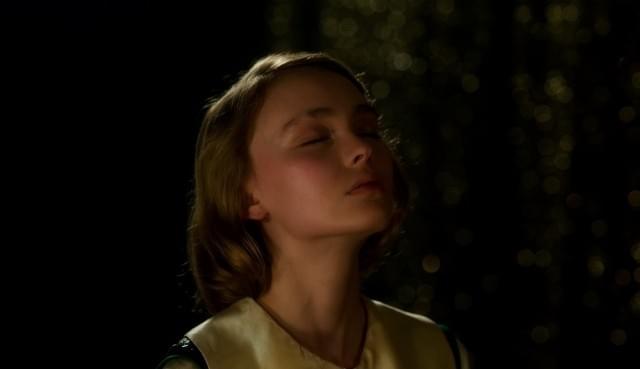 リリー＝ローズ・デップが死者の霊と交信？「プラネタリウム」本編降霊ショー映像公開