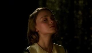 リリー＝ローズ・デップが死者の霊と交信？「プラネタリウム」本編降霊ショー映像公開