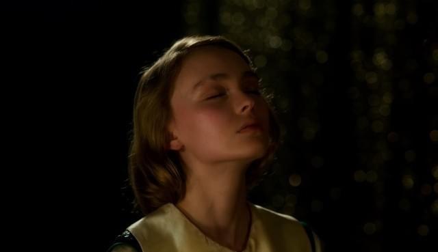 リリー＝ローズ・デップが死者の霊と交信？「プラネタリウム」本編降霊ショー映像公開