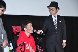 リリー・フランキー、清野菜名に「パーフェクト・レボリューション」最優秀女優賞を授与