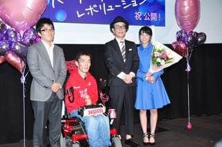 リリー・フランキー、清野菜名に「パーフェクト・レボリューション」最優秀女優賞を授与