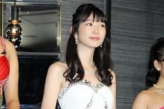“キャバ嬢”夏菜が公開接客に挑戦！ 岡本夏美は客の暴走にタジタジ