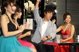 “キャバ嬢”夏菜が公開接客に挑戦！ 岡本夏美は客の暴走にタジタジ