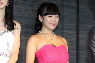 “キャバ嬢”夏菜が公開接客に挑戦！ 岡本夏美は客の暴走にタジタジ