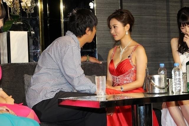 「パンサー」の尾形貴弘を客に 見立て接客する夏菜