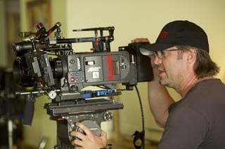 “犯罪映画の名手”は妥協を許さず！「ブラッド・スローン」インタビュー映像独占入手