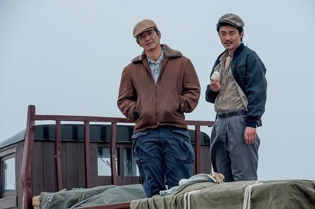 佐藤浩市扮する闇米商の助手役に