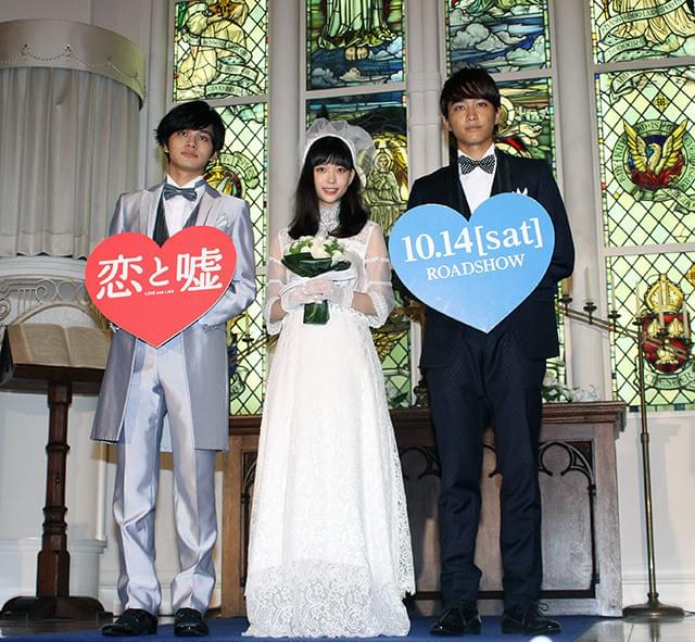 ウエディングドレス姿を披露した 森川葵と北村匠海、佐藤寛太