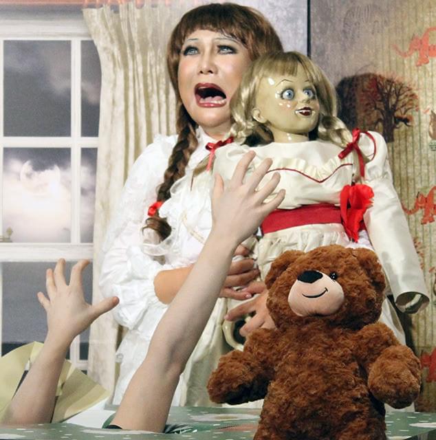 ホラー映画の人形に扮したはるな愛