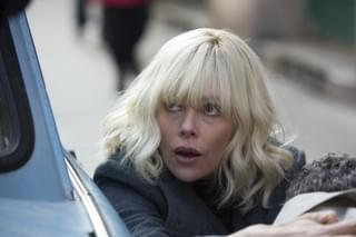 視界360度回転のカーバトル！「アトミック・ブロンド」没入感MAXの本編映像