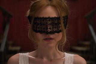 ダコタ・ファニングが目隠しされ… 「ブリムストーン」不穏な空気漂う場面写真一挙公開